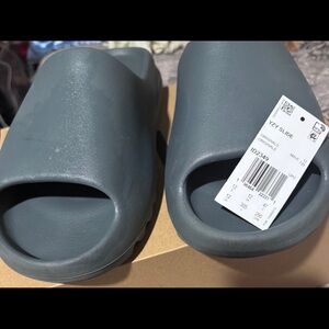Yeezy Slide in Charcoal